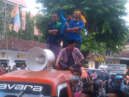 Demo PMII Lampung di Kantor Disdikbud Ricuh