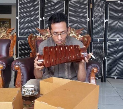 Sastrawan Lampung Arman Az sedang memegang gamolan pekhing atau cetik. | Isbedy Stiawan ZS