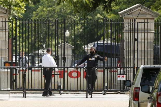 Pengawal Presiden Obama Tembak Pria Acungkan Pistol di Dekat Gedung Putih