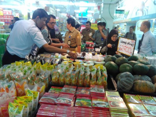 BREAKING NEWS: BPOM Lampung Razia Makanan Kedaluwarsa di Hypermart