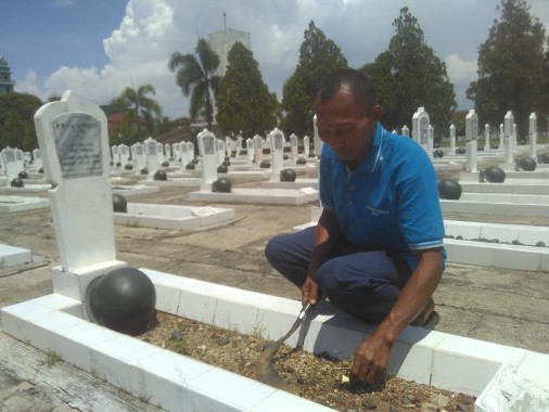 Sugito penjaga makam Pahlawan di Jalan Teuku Umar, Kedaton, Bandar Lampung, Kamis, 10/11/2016 | Andi/jejamo.com