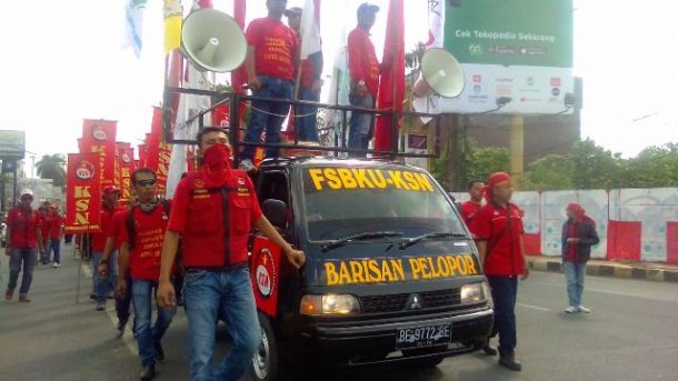 May Day: Ribuan Buruh Lampung Penuhi Tugu Adipura