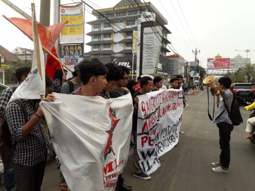 Massa Pemuda dan Mahasiswa Demo di Depan Kampus UBL