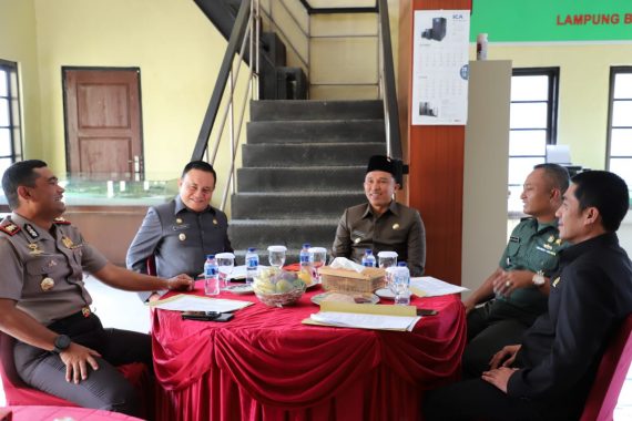 Bupati Lampung Barat Parosil Mabsus Hadiri Rapat Forkopimda