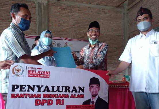 Abdul Hakim Salurkan Bantuan Bencana Alam kepada Bupati Tanggamus Dewi Handajani